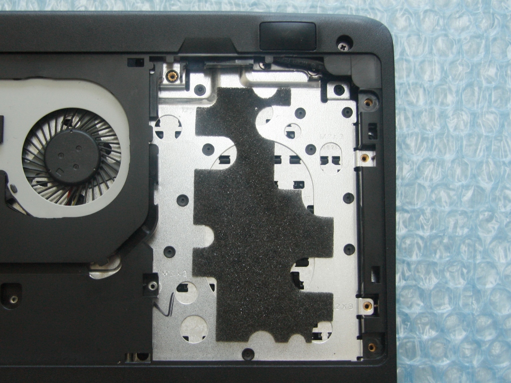 Paste the sponge sheet on the space for the 2.5 inch storage