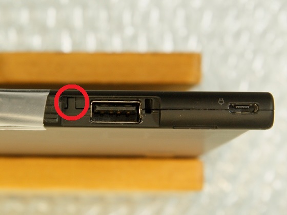 USBポートのゴム蓋を開ける