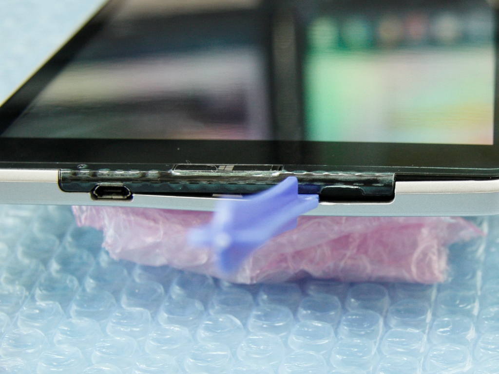 タブレットの裏蓋を持ち上げる