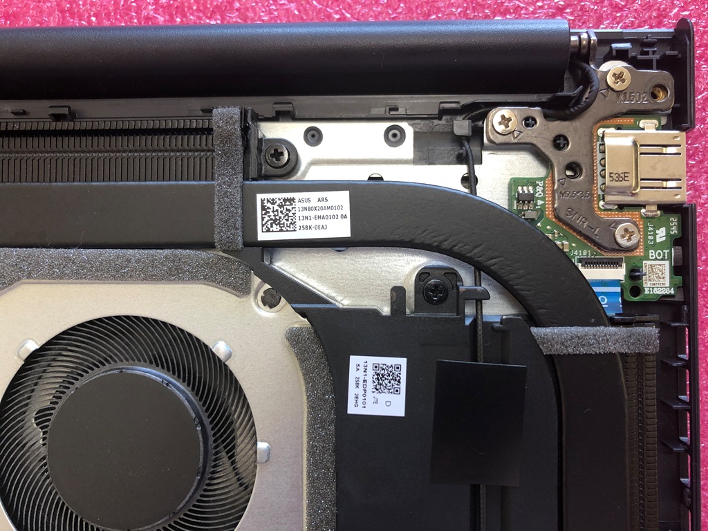 ASUS VivoBook 15 M1502Y 内部右側ヒンジ