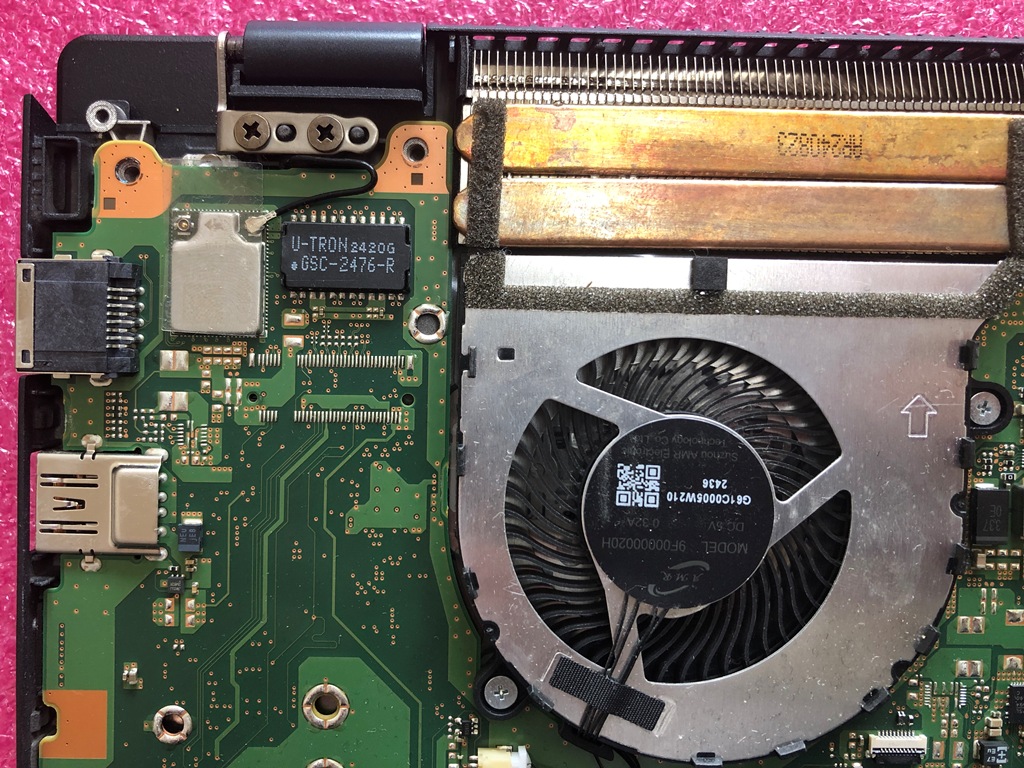 dynabook G83/KW 内部左側ヒンジ ヒンジカバー取り外し後