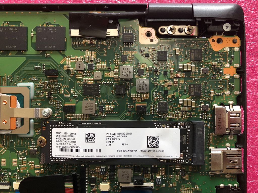 dynabook G83/KW 内部右側ヒンジ