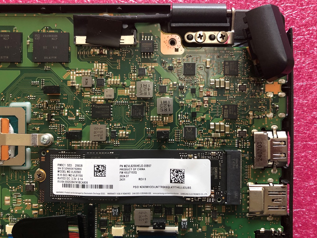 dynabook G83/KW 内部右側ヒンジ ヒンジカバー取り外し後
