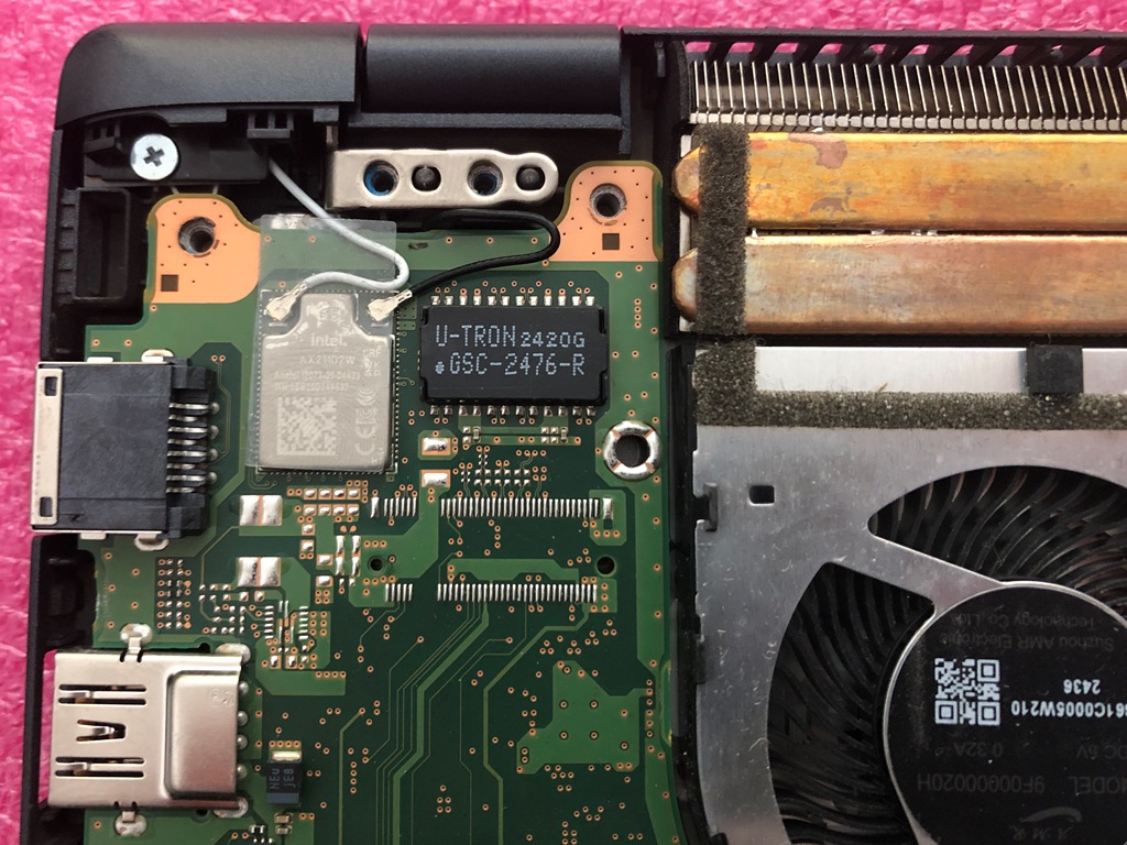 dynabook G83/KW 液晶パネル修理 裏面左側ヒンジ付近 再取付