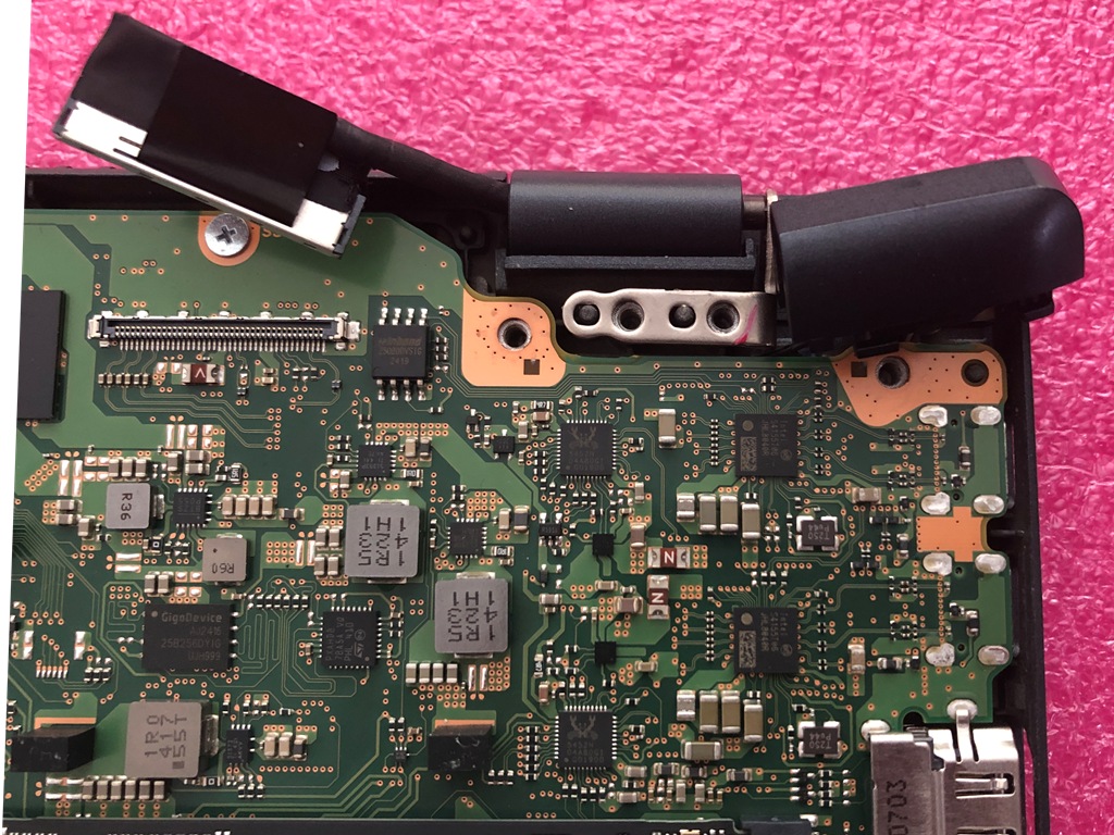 dynabook G83/KW 液晶パネル修理 裏面右側ヒンジ付近 再取付前