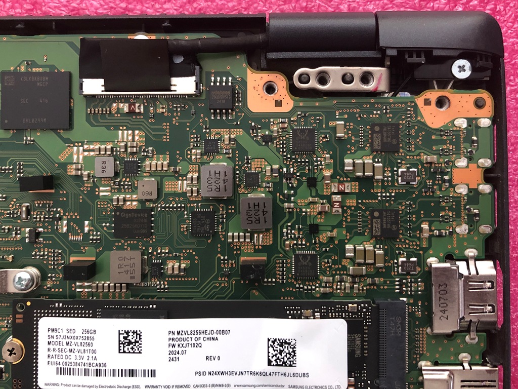 dynabook G83/KW 液晶パネル修理 裏面右側ヒンジ付近 再取付後
