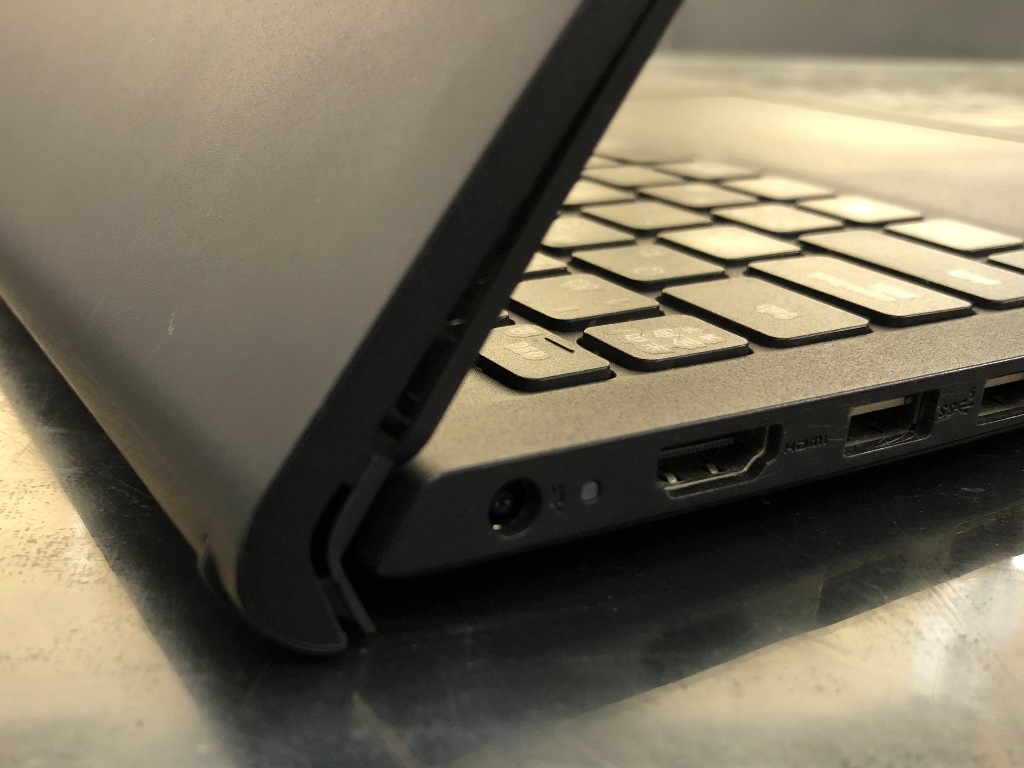 DELL Inspiron 15 3520 トップカバーヒンジ止め破損 1