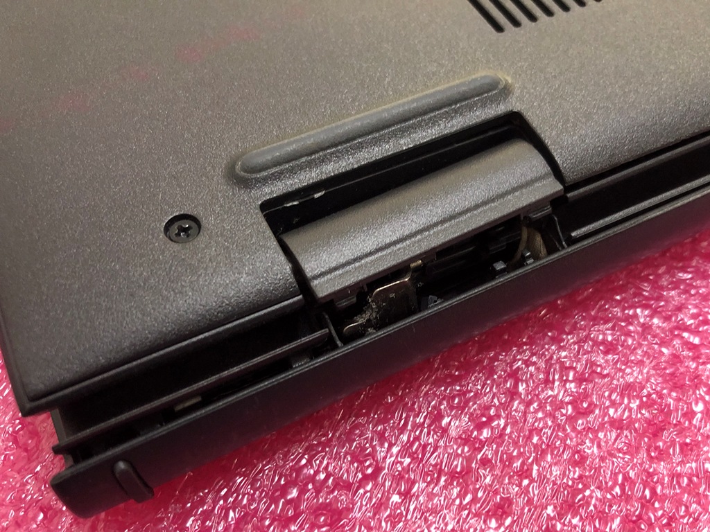 DELL Inspiron 15 3520 トップカバーヒンジ止め破損 2
