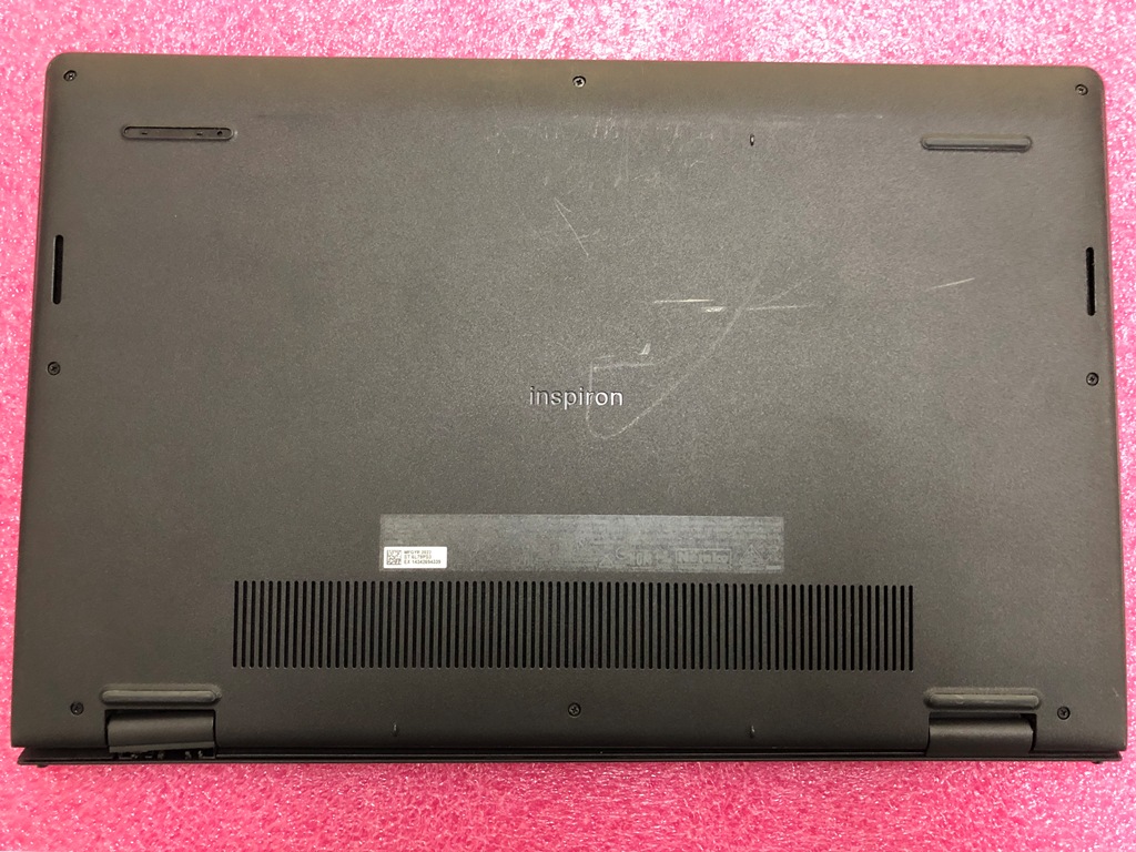 DELL Inspiron 15 3520 背面
