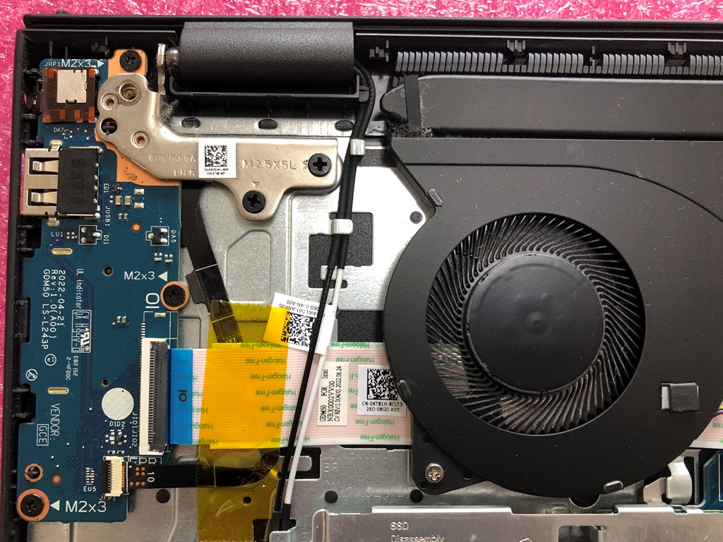 DELL Inspiron 15 内部左側ヒンジ