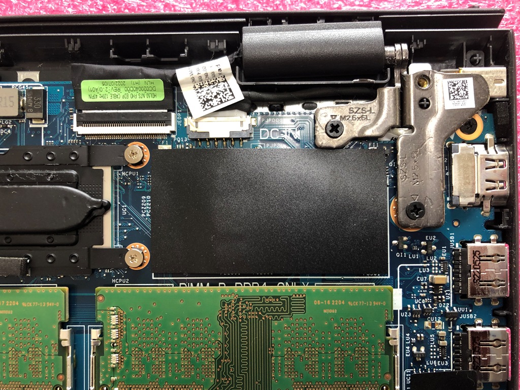 DELL Inspiron 15 内部右側ヒンジ