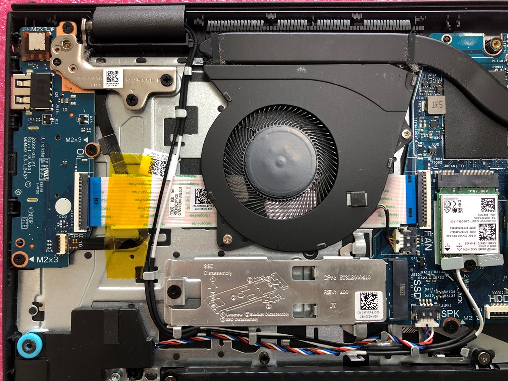 DELL Inspiron 15 内部左側ヒンジ 広域