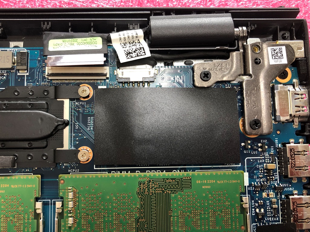 DELL Inspiron 15 内部右側ヒンジ付近 液晶パネル接続ケーブルコネクタ取り外し