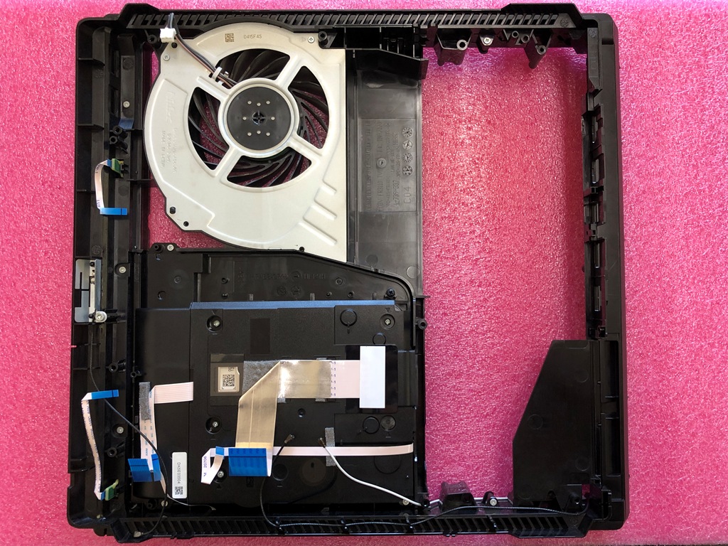 PlayStation 4 CUH-7218B 筐体