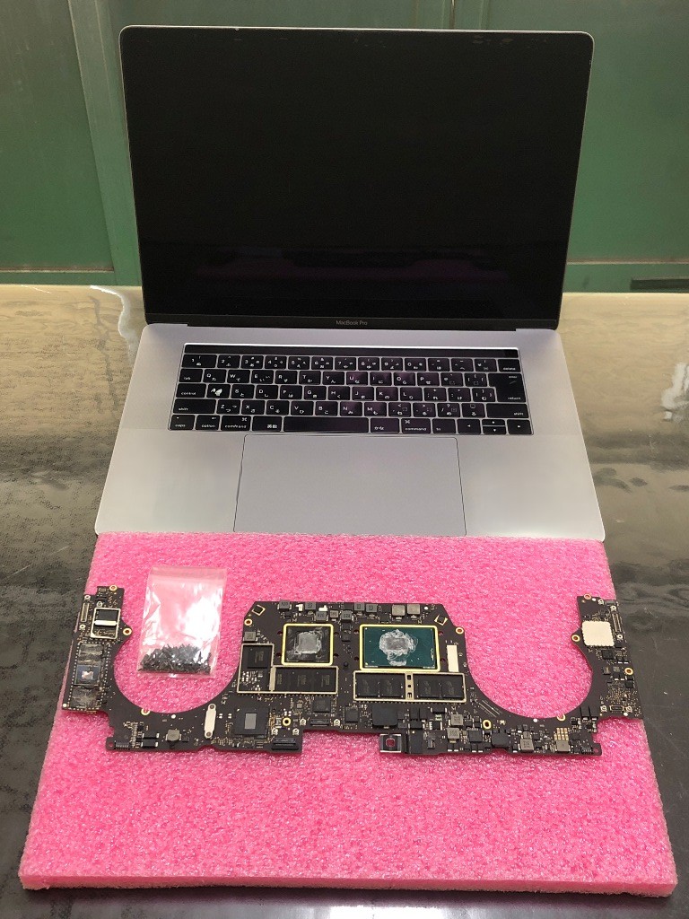 MacBook Pro A1707 ロジックボードを取り外しての SSD 物理破壊後