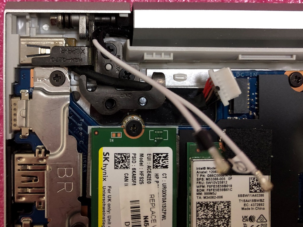 HP EliteBook 630 G10 内部 ヒンジ部 1