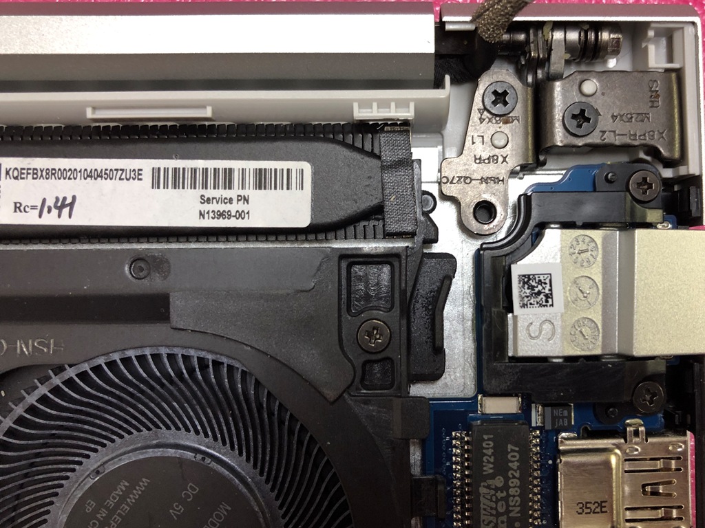 HP EliteBook 630 G10 内部 ヒンジ部 2