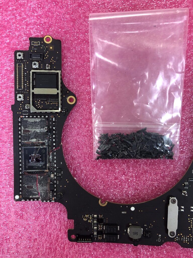 MacBook Pro A1707 ロジックボードを取り外しての SSD 物理破壊後 2
