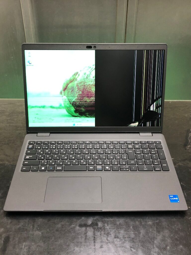 DELL Latitude 3550 液晶パネル割れ 交換前