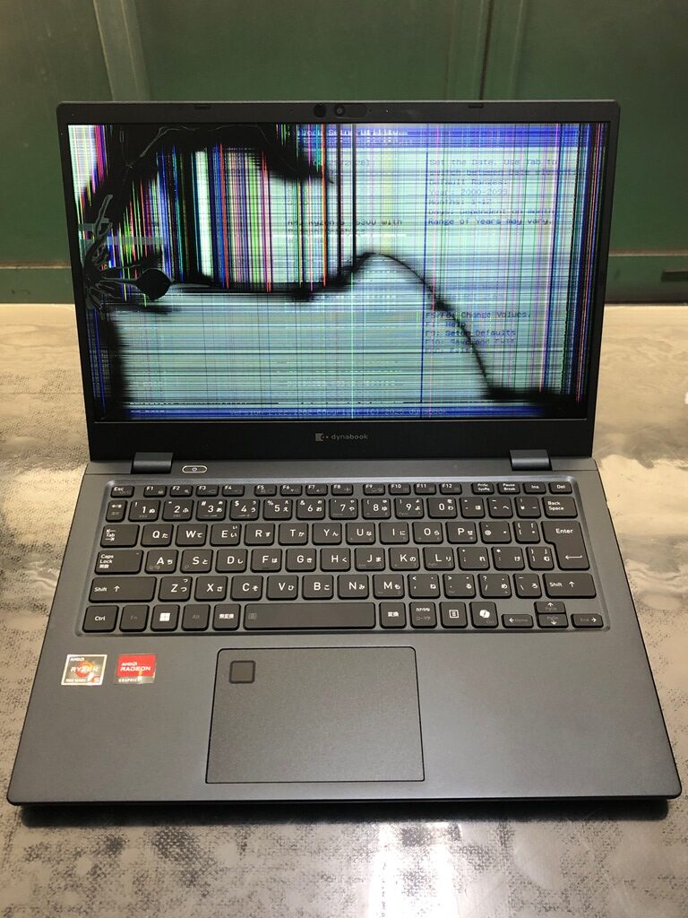 dynabook GA83/XY 液晶パネル割れ 交換前